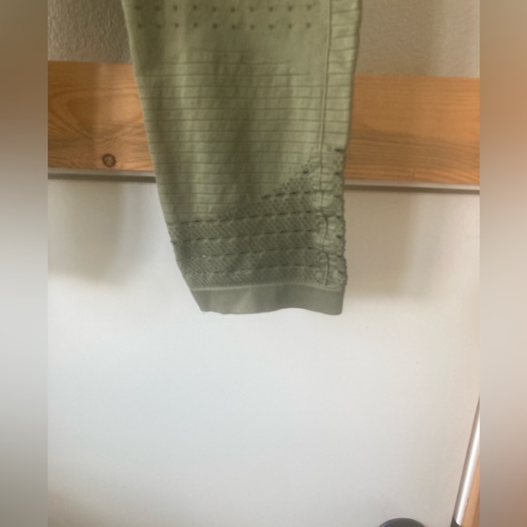 Gymshark Energy Seamless Cropped Leggings in olive green - Picture 4 of 5